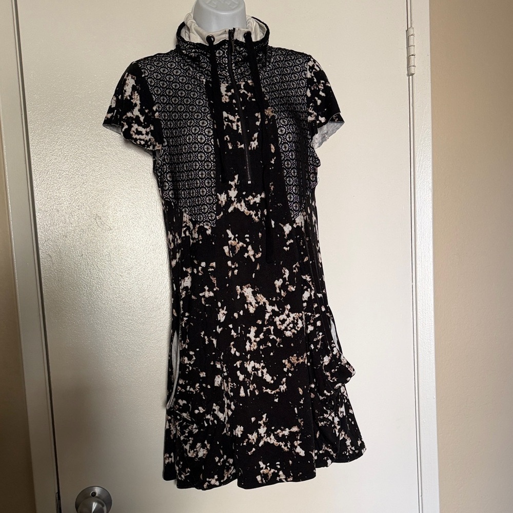 Kensie Black and Cream Textured Garment